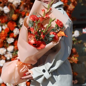 Букет "На закате дня" из гладиолусов, калл, гиперикума и диантусов в Лосино-Петровском