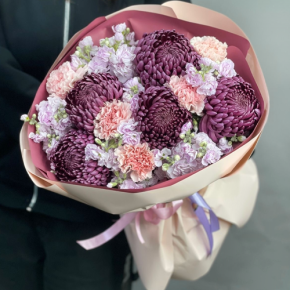 Букет "Софи" из хризантем Бигоуди, диантусов и ароматных маттиол в Лосино-Петровском