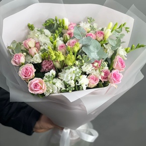 Букет "Особый случай " из ароматных маттиол, фрезий и кустовых роз в Лосино-Петровском