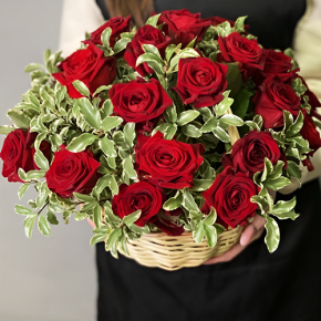 Композиция в корзине "Евгения" из 25 роз и питаспорума в Лосино-Петровском