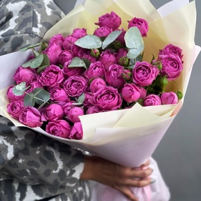 Букет "Малиновый бисквит" из кустовых и пионовидных роз и эвкалипта в Лосино-Петровском