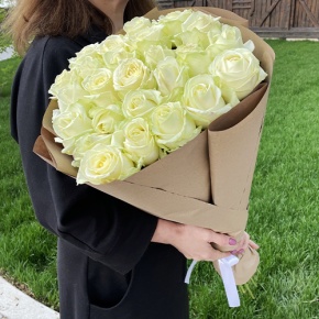 Букет из 25 белых роз в крафте (70 см) в Лосино-Петровском