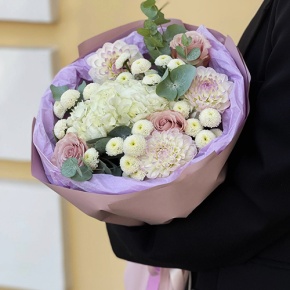 Букет "Динь" из георгин, хризантем сантини, эвкалипта, роз и гортензии в Лосино-Петровском