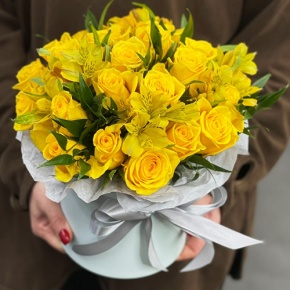 Композиция в шляпной коробке "Розиль" из альстромерий и роз в Лосино-Петровском