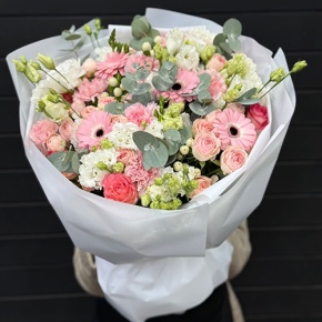 Букет "Ромео" из роз, эвкалипта, гербер, ароматных фрезий, озатамнуса, эустом и диантусов в Лосино-Петровском