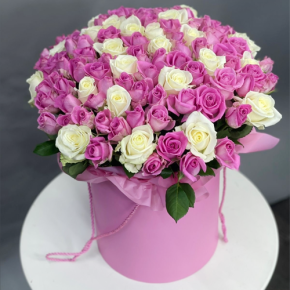 Композиция в шляпной коробке из 151 розы кения микс в Лосино-Петровском