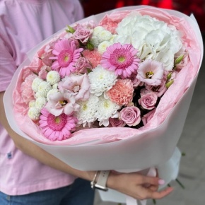 Букет "Розовые облака" из хризантемы, кустовых роз, диантусов, гортензии и эустом в Лосино-Петровском