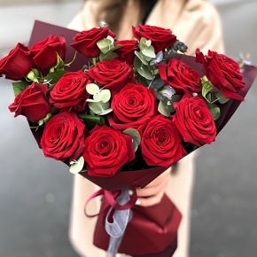 Букет 15 красных роз с эвкалиптом (50 см) в Лосино-Петровском