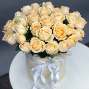 Композиция в шляпной коробке из 35 кремовых кенийских роз в Лосино-Петровском