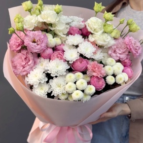 Букет "Задыхаюсь от нежности" из хризантемы, кустовых пионовидных роз, диантусов и эустом в Лосино-Петровском