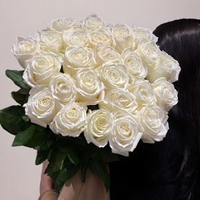 Монобукет из 25 белоснежных роз Эквадор Плая Бланка (60 см) в Лосино-Петровском