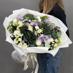 Букет "Ночное рандеву" из брассики, ягод вибирнума, роз, эустом, ароматных маттиол и гиперикума в Лосино-Петровском