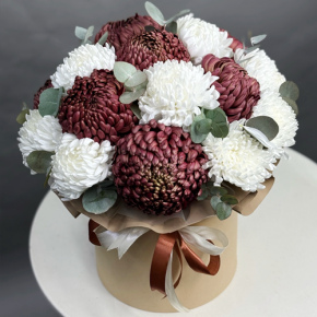 Композиция в шляпной коробке из 19 хризантем  в Лосино-Петровском