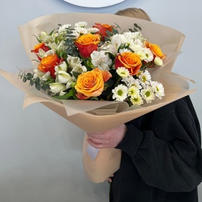 Букет "Апельсин" из роз и хризантем сантини в Лосино-Петровском