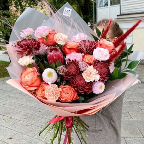 Букет "Каркаде" из хризантем Бигоуди и Момоко, роз Эквадор Кахала, озатамнуса,  эустом, протеи, и диантусов в Лосино-Петровском