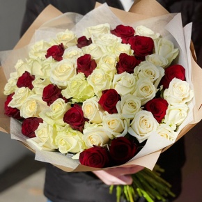 Букет 51 белая и красная роза (50 см) в Лосино-Петровском
