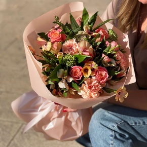 Букет "Каталина" из роз, диантусов, альстромерий, скиммии и кустовых ранункулюсов в Лосино-Петровском