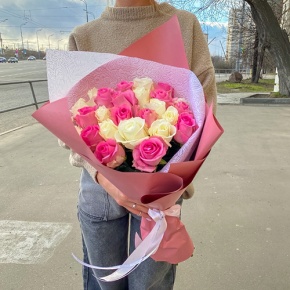 Букет из 25 розовых и белых роз (50 см) в Лосино-Петровском