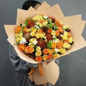 Букет "Осенние грёзы" из лейко, роз, фрезий, скиммии, молюцеллы и лейко в Лосино-Петровском