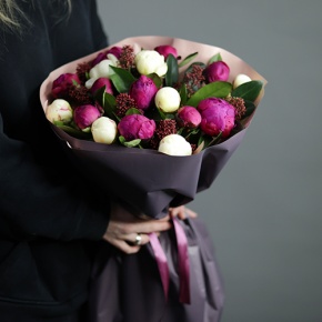 Букет из 17 пионов и скиммии в Лосино-Петровском