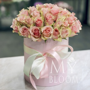 Композиция в шляпной коробке из 51 кремовой кенийской розы в Лосино-Петровском