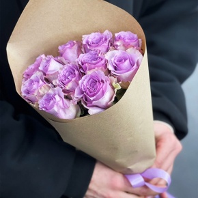 Букет из 11 лиловых роз в крафте (40 см) в Лосино-Петровском