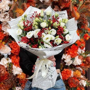 Букет "Рябиновый" из ягод калины и эустом в Лосино-Петровском