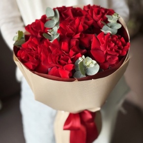 Букет "Красная пантера" из 7 роз Эквадор и эвкалипта в Лосино-Петровском