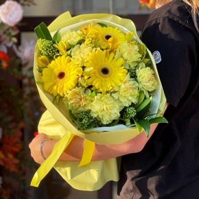 Букет "Солнечная пора" из гербер, альстромерий, скиммии и диантусов в Лосино-Петровском