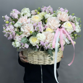 Композиция в корзине из роз Эквадор и ароматных маттиол в Лосино-Петровском