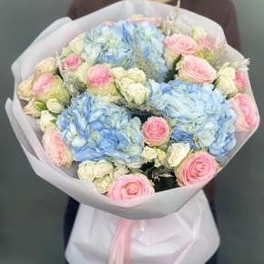 Букет "Легкий ветерок" из роз, конифера и гортензий в Лосино-Петровском