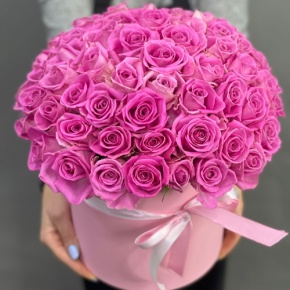 Композиция в шляпной коробке из 71 кенийской розы в Лосино-Петровском