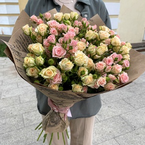Букет из 19 кустовых роз в крафте (60 см) в Лосино-Петровском