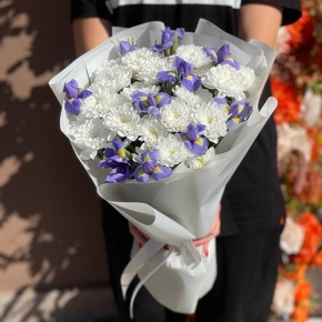 Букет из ирисов и хризантем в Лосино-Петровском