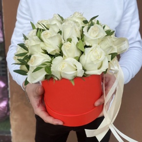 Композиция в шляпной коробке из 25 белых роз в Лосино-Петровском