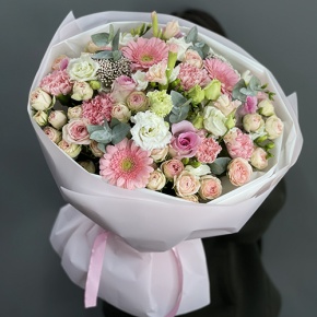 Букет "Я с тобой" из роз, эвкалипта, гербер, ароматных фрезий, озатамнуса, эустом и диантусов в Лосино-Петровском