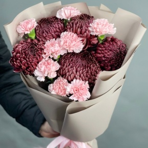 Букет из хризантем Бигоуди и розовых диантусов в Лосино-Петровском