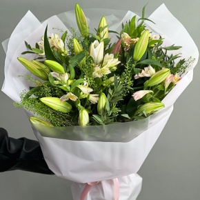 Букет из ароматных лилий и альстромерий в Лосино-Петровском