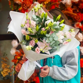 Букет "Моё лето" из ароматных пионовидных лилий и махровых эустом в Лосино-Петровском