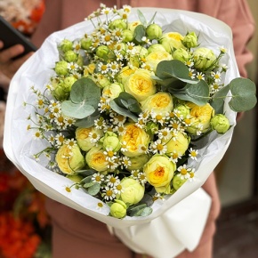 Букет "Иветта" из лимонных пионовидных кустовых роз и ромашек в Лосино-Петровском
