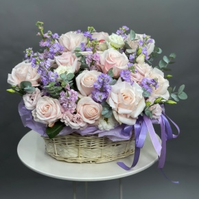 Композиция в корзине из французских роз и ароматных маттиол в Лосино-Петровском