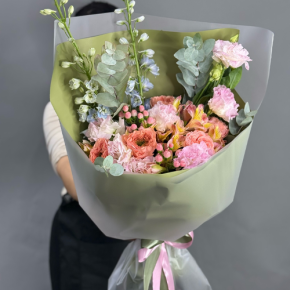 Букет "Таинственное очарование" из мазровых роз Риджентс парк, гиперикума, альстромерий, эустом и дельфиниума в Лосино-Петровском