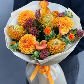 Букет "Пейзажи Левитана" из калл, лейко, георгин, скиммии и занзибара в Лосино-Петровском