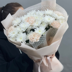Букет из хризантем и диантусов пудра в Лосино-Петровском