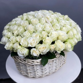 101 белая роза в корзине (40 см) в Лосино-Петровском