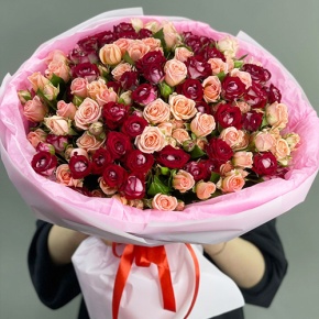Букет "Рубиновый гранит" из 35 кустовых роз микс (50 см) в Лосино-Петровском