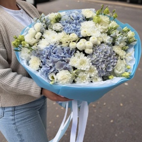 Букет "Голубые облака" из хризантемы, диантусов, Голландской гортензии, дельфиниума и эустомы в Лосино-Петровском