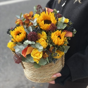 Композиция в сумке "Тональность" из подсолнухов, калл, ягод вибирнума, лимонных роз, скиммии и орхидеи в Лосино-Петровском
