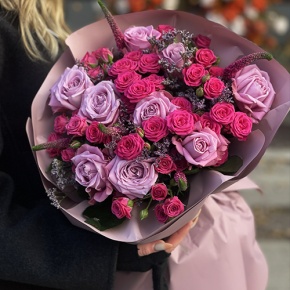 Букет "Малиновый вечер" из кустовых малиновых роз, вероники, лимониума и роз Меритим в Лосино-Петровском