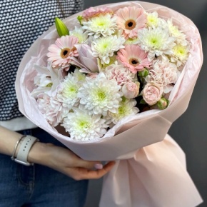 Букет "Дружба" из хризантемы, пионовидной лилии, гербер, диантусов и кустовых роз в Лосино-Петровском